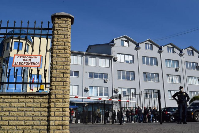 Біля Генконсульства Польщі у Луцьку – довгі черги: чи дотримуються люди правил карантину