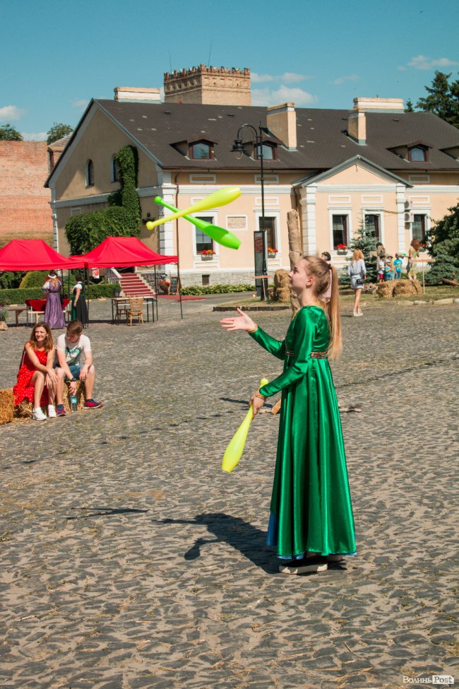 Середньовічні сукні, лицарські обладунки і давні забави: «Князівський бенкет» у Луцьку. ФОТО