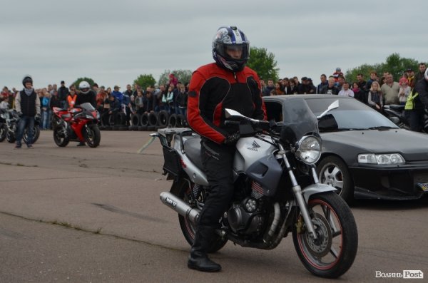 Поблизу Луцька відбулись показові заїзди мотоциклістів. ФОТО