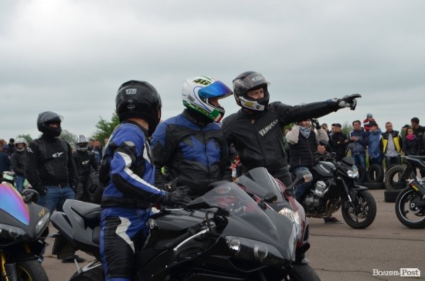 Поблизу Луцька відбулись показові заїзди мотоциклістів. ФОТО