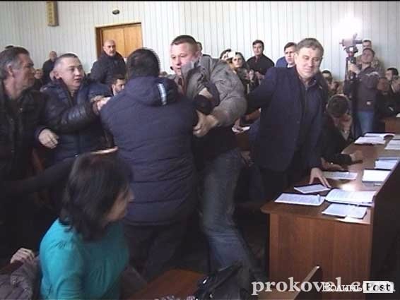 Під час засідання сесії Ковельради побилися депутати. ФОТО (ОНОВЛЕНО)