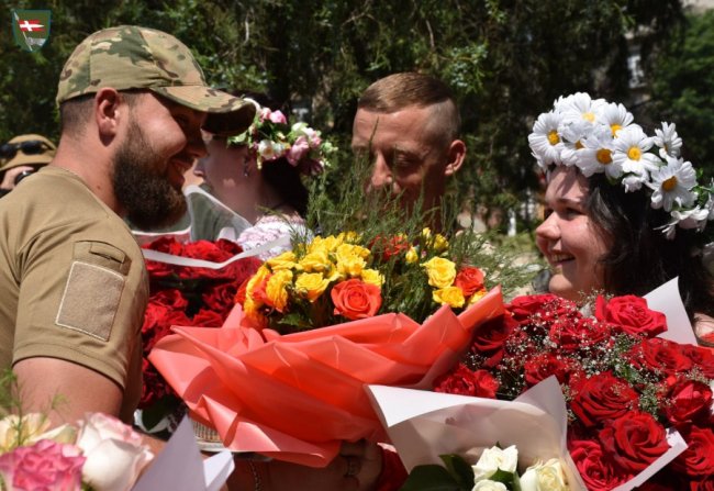 У волинській бригаді, яка воює на передовій, відгуляли подвійне весілля. ФОТО