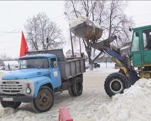 Олександр Лазорко і партія УДАР допомогли розчищати Луцьк від снігу. ФОТО *