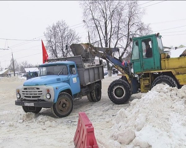 Олександр Лазорко і партія УДАР допомогли розчищати Луцьк від снігу. ФОТО *
