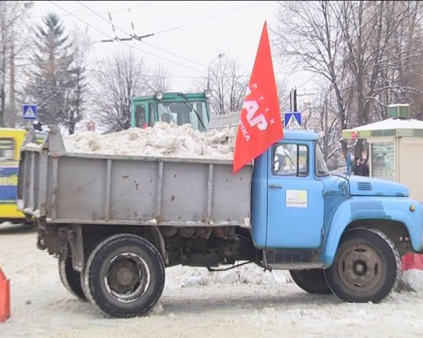 Олександр Лазорко і партія УДАР допомогли розчищати Луцьк від снігу. ФОТО *