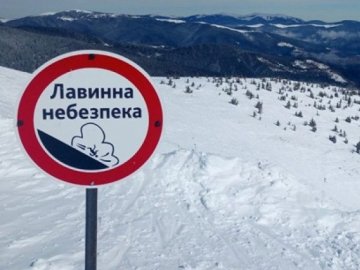 Сніголавинна небезпека у Карпатах: рятувальники закликають туристів не їхати в гори