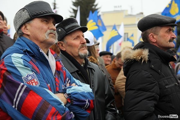 У центрі Луцька - мітинг опозиції. ФОТО. ОНОВЛЕНО