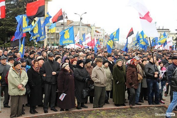 У центрі Луцька - мітинг опозиції. ФОТО. ОНОВЛЕНО