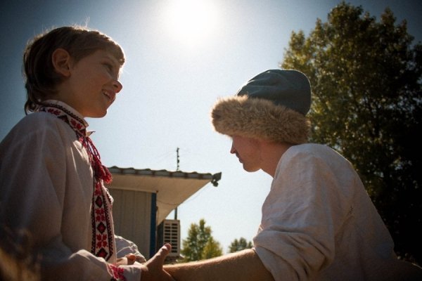 Лучанин з друзями змайстрував козацький човен і прокатався ним по Дніпрі. ФОТО