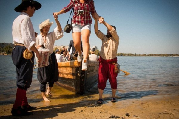 Лучанин з друзями змайстрував козацький човен і прокатався ним по Дніпрі. ФОТО