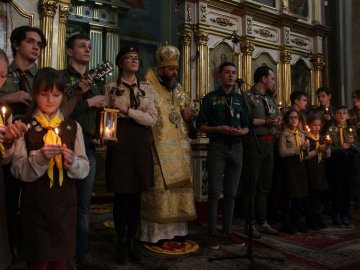 Пластуни привезли Вифлиємський вогонь до луцького собору. ФОТО 