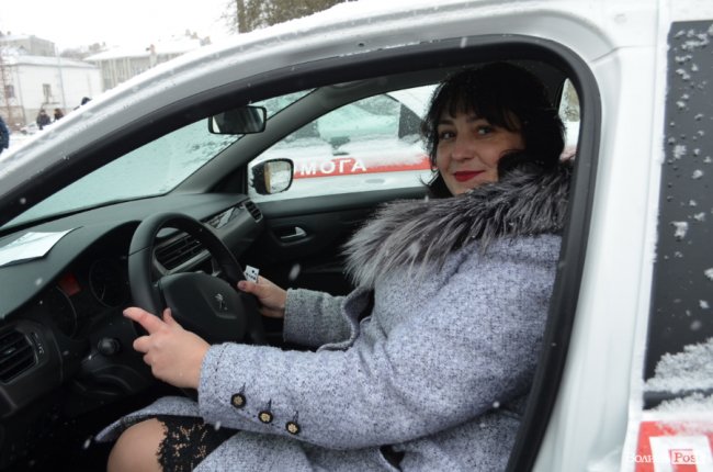 У Луцьку сімейним лікарям вручили ключі від новеньких автівок. ФОТО