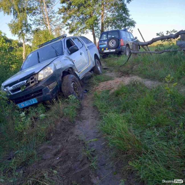 На Волині автівка поліції злетіла у кювет. ФОТО