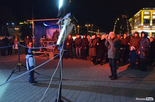 Щедрування на Євромайдані в Луцьку: фаєр-шоу, політичний вертеп і танці. ФОТО