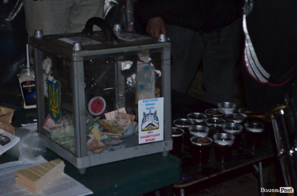 Щедрування на Євромайдані в Луцьку: фаєр-шоу, політичний вертеп і танці. ФОТО