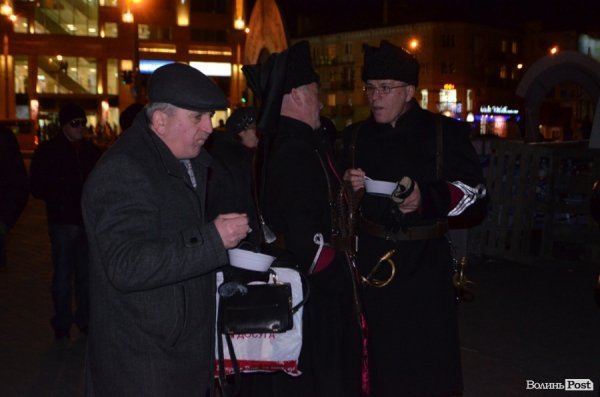 Щедрування на Євромайдані в Луцьку: фаєр-шоу, політичний вертеп і танці. ФОТО