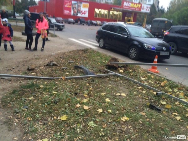 «П'яна» аварія в Луцьку: авто знесло паркан