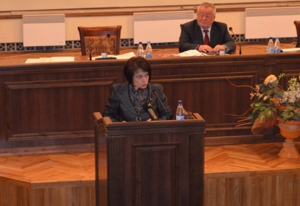 Народний депутат Лілія Гриневич за трибуною облради під час сесії 15 лютого