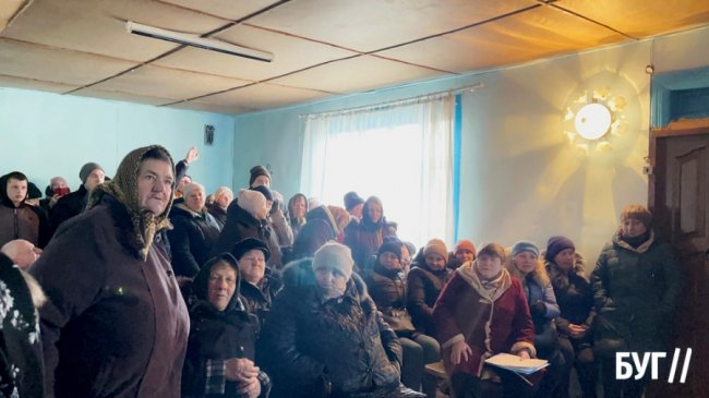 На Волині релігійна громада вирішувала, чи переходити з МП до ПЦУ: людей втихомирювала поліція. ФОТО