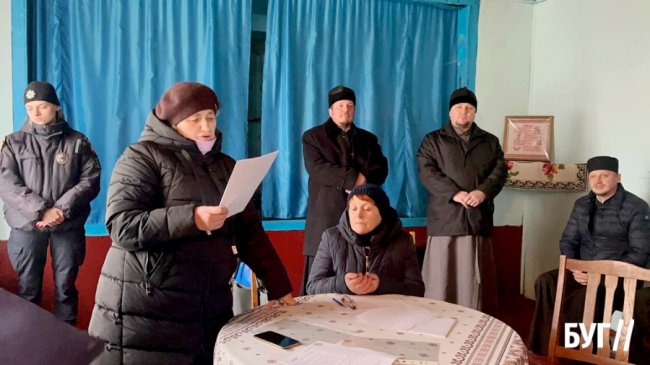 На Волині релігійна громада вирішувала, чи переходити з МП до ПЦУ: людей втихомирювала поліція. ФОТО