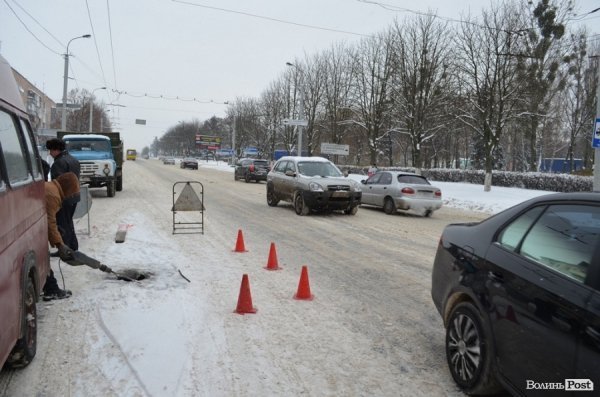 Біля обваленого будинку у Луцьку провалився асфальт. ФОТО