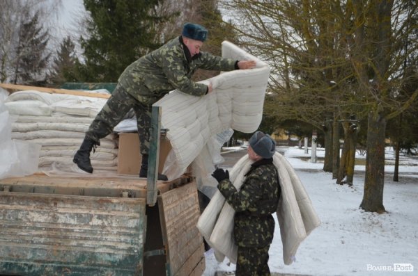 Луцькі волонтери привезли допомогу мобілізованим волинянам. ФОТО