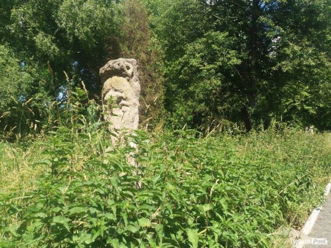Алея з реставрованими скульптурами Миколи Голованя заросла кропивою