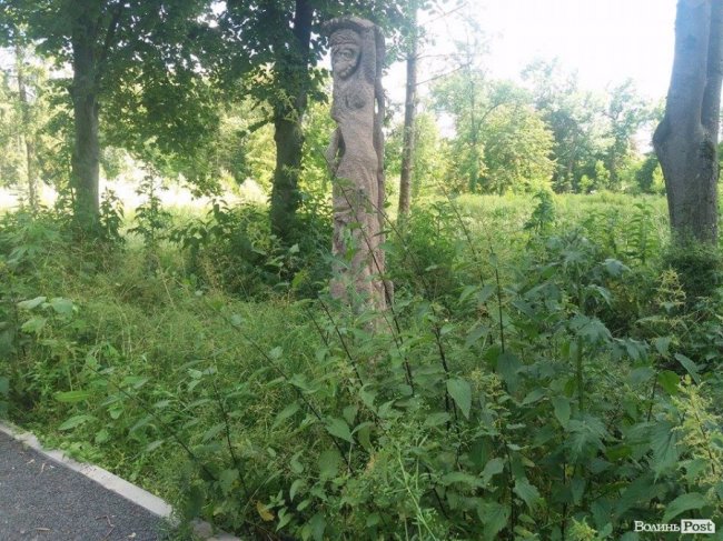 Алея з реставрованими скульптурами Миколи Голованя заросла кропивою