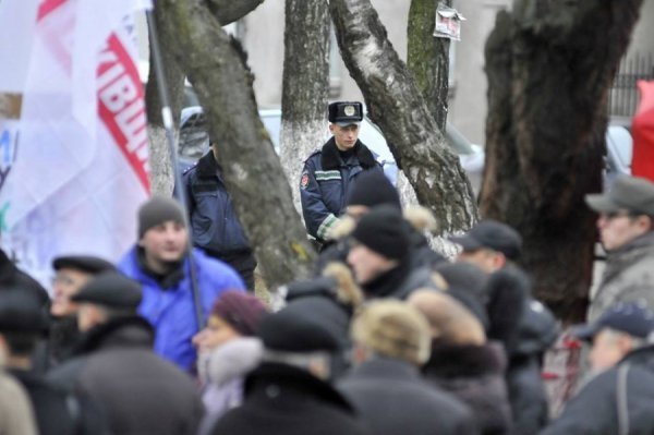 «Сидячий» пікет під прокуратурою Волині. ФОТО