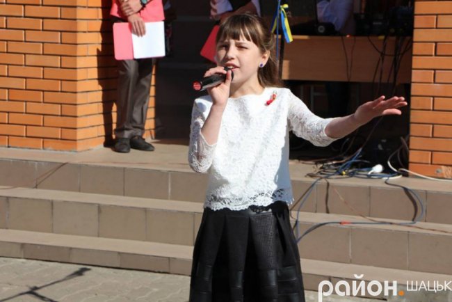 Волинські випускники зворушливо подякували вчительці