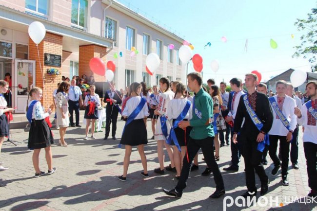 Волинські випускники зворушливо подякували вчительці