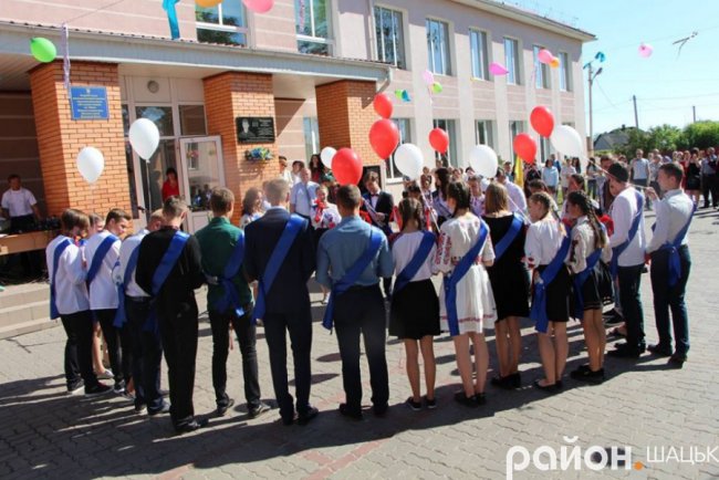 Волинські випускники зворушливо подякували вчительці