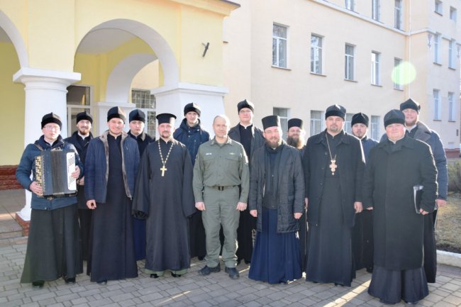 Для луцьких прикордонників організували різдвяний концерт. ФОТО