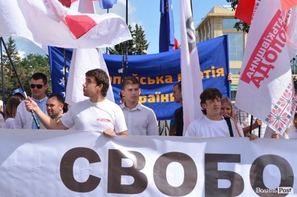 Опозиція на марші: у Луцьку влаштували протестну ходу. ФОТО 