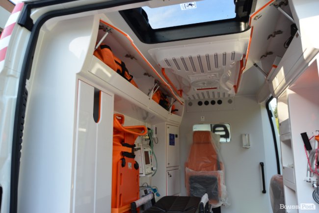 Волинській «швидкій» подарували новий автомобіль. ФОТО