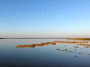 Пляж перетворюється на пустелю: як змінилося озеро Світязь за 4 місяці. ВІДЕО 