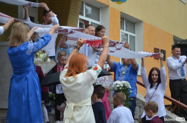 Як у луцькій школі №1 відзначали свято першого дзвоника. ФОТО 