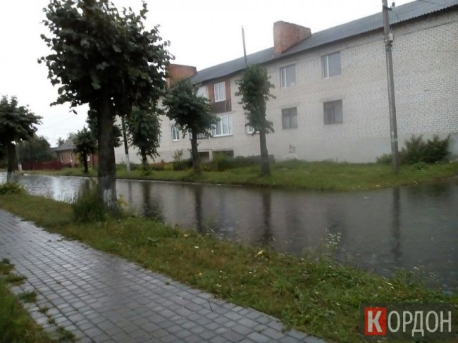 Захаращена каналізація: у волинському місті негода затопила вулицю. ФОТО