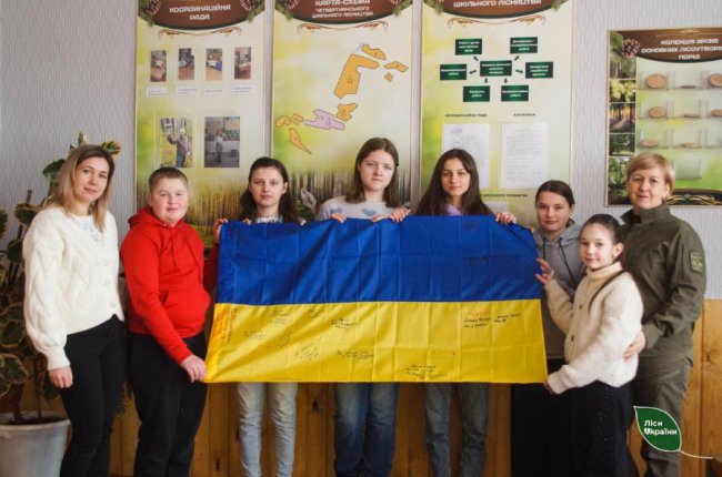 Вихованці шкільних лісництв на Волині передали на Схід майже 1000 окопних свічок. ФОТО