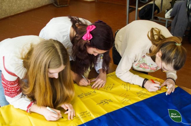 Вихованці шкільних лісництв на Волині передали на Схід майже 1000 окопних свічок. ФОТО