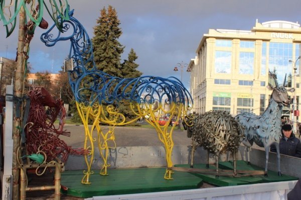 У центрі Луцька встановили «червоних Мавп». ФОТО