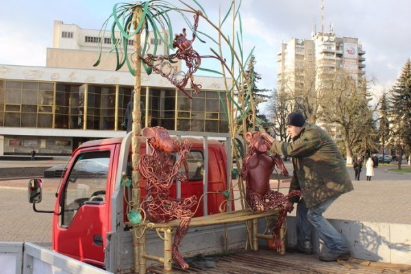 У центрі Луцька встановили «червоних Мавп». ФОТО