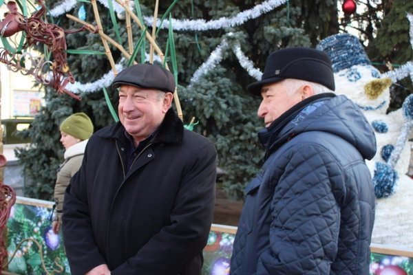 У центрі Луцька встановили «червоних Мавп». ФОТО