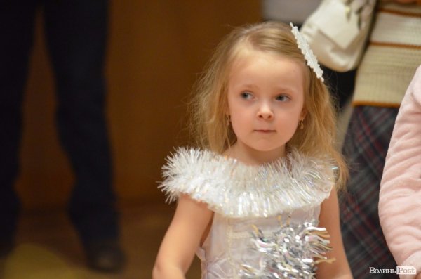  Ялинка, цукерки та мультяшні лемури: луцьким дітям влаштували новорічне свято