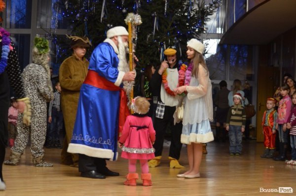  Ялинка, цукерки та мультяшні лемури: луцьким дітям влаштували новорічне свято