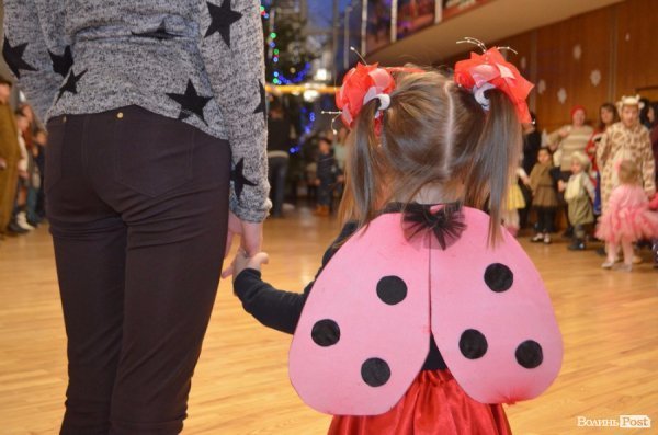  Ялинка, цукерки та мультяшні лемури: луцьким дітям влаштували новорічне свято