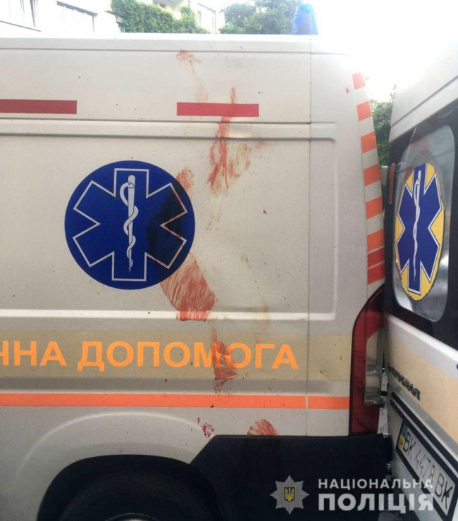 У Рівному з вікна багатоповерхівки викинувся чоловік і впав на «швидку»