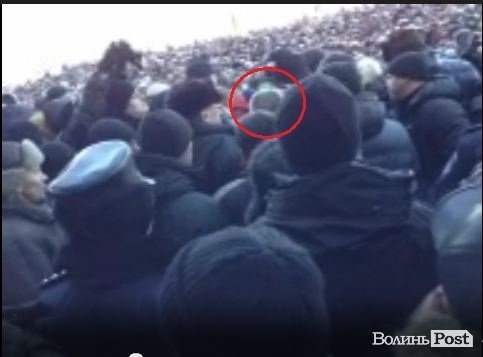 Клімчук вийшов до людей і став на коліна. ФОТО