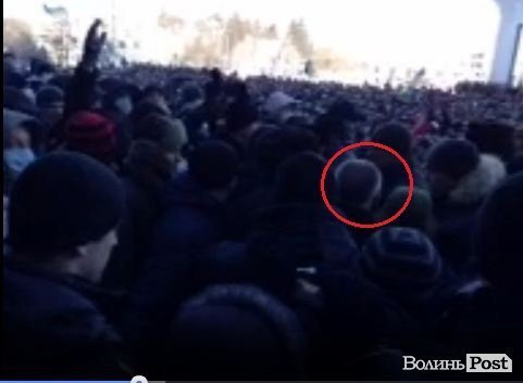 Клімчук вийшов до людей і став на коліна. ФОТО