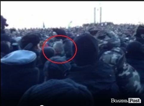 Клімчук вийшов до людей і став на коліна. ФОТО